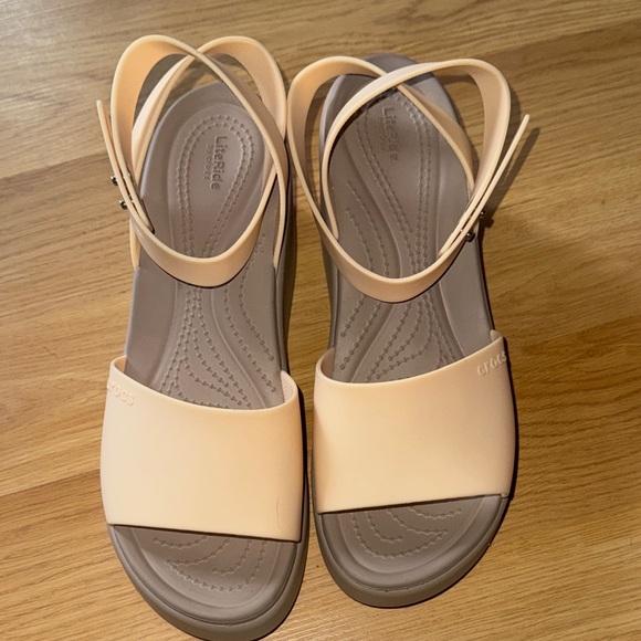 CROCS size 9 Women's Brooklyn Cream Wedge Sandals like new worn once - Picture 3 of 7